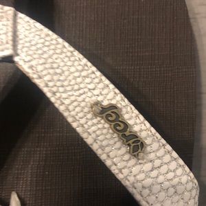 Reef.  Women’s NWT Star Cushion flip flop.